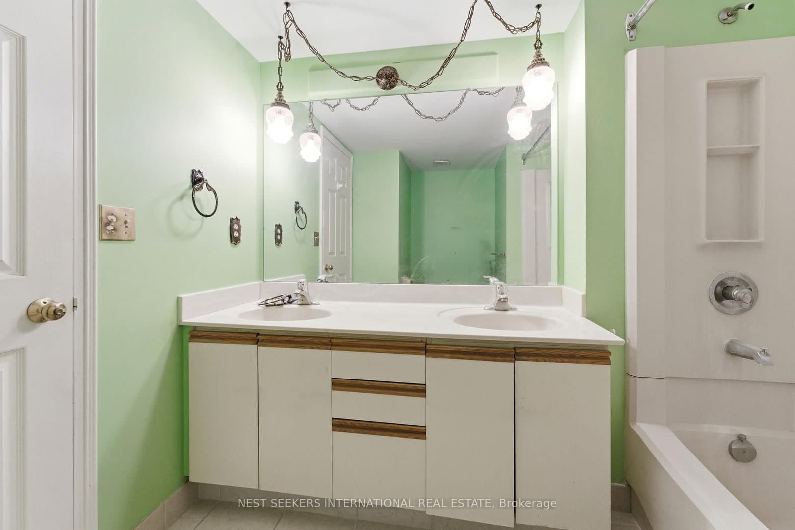 880 Dundas Street W, Unit 1604 thumbnail 17