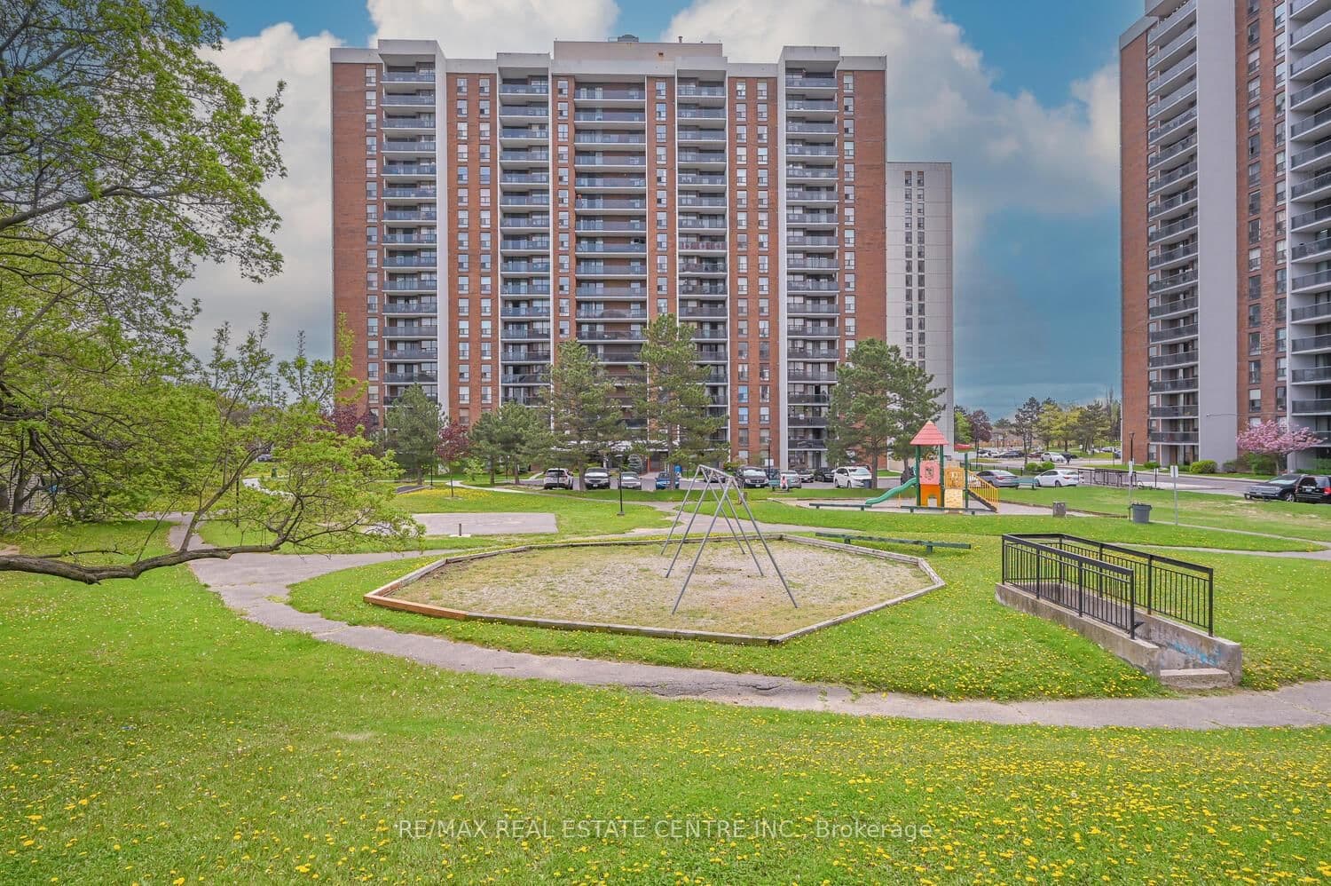 21 Knightsbridge Road, Unit 403 - Image 1