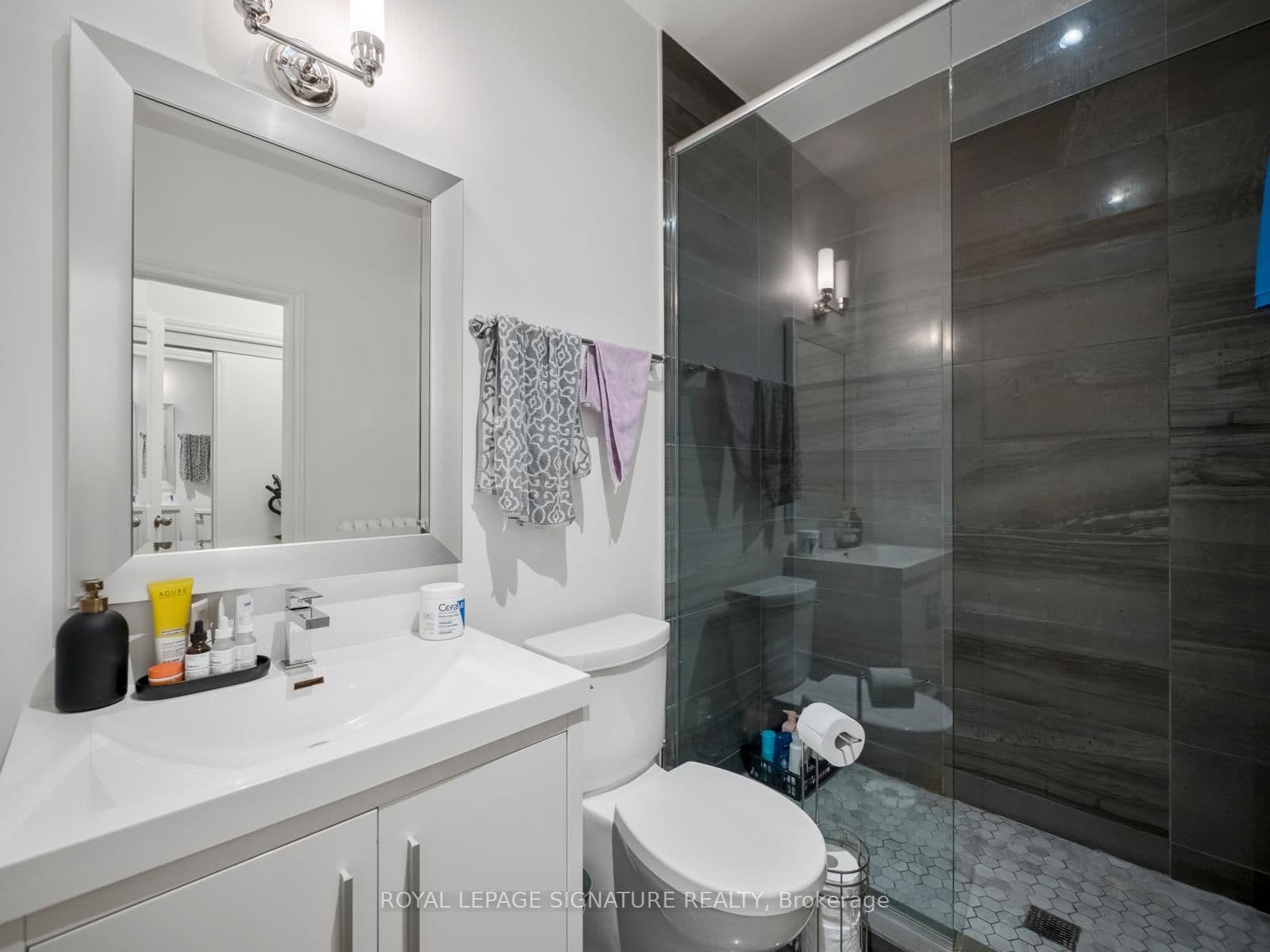 2243 Dundas Street W thumbnail 16