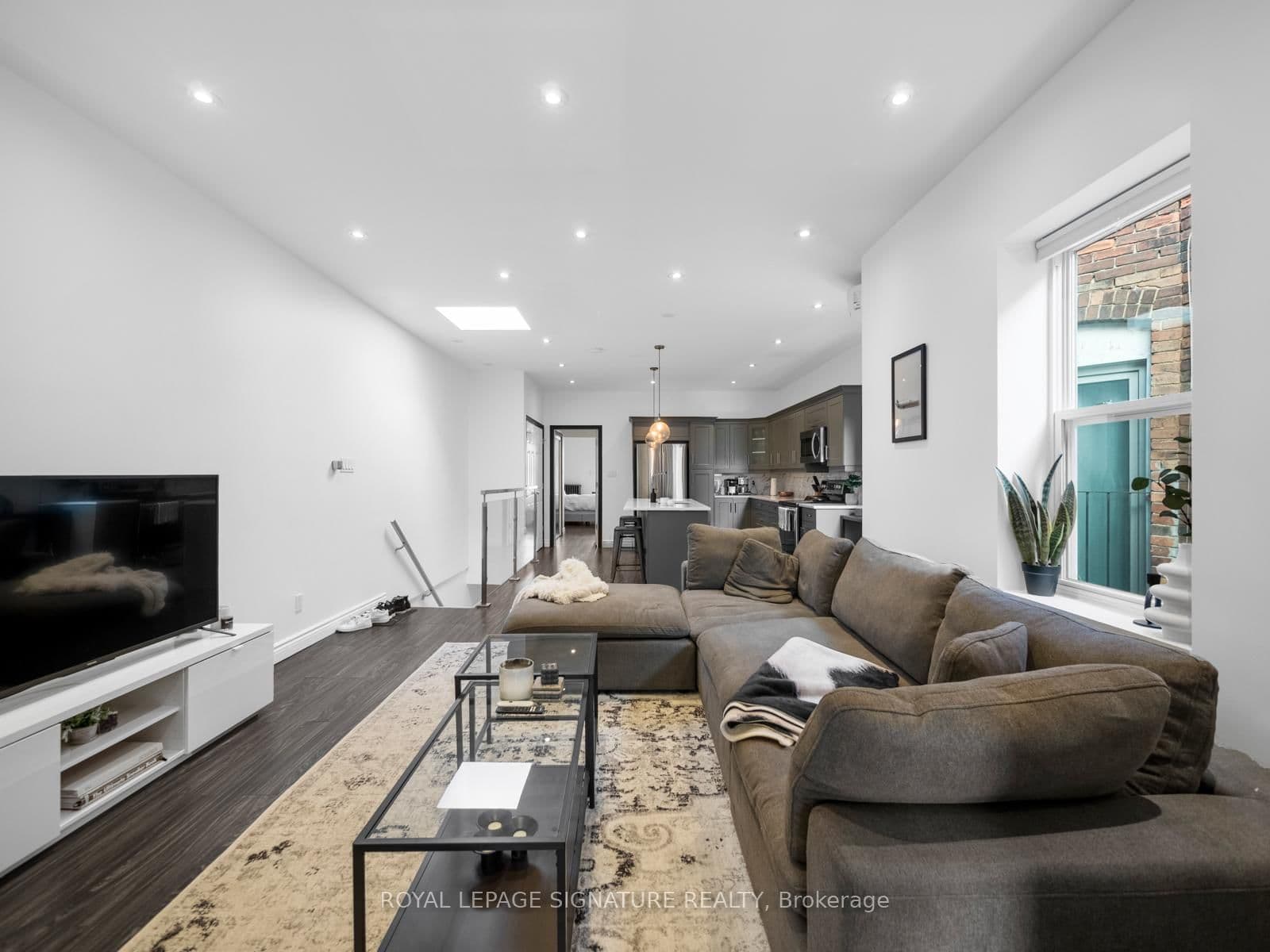 2243 Dundas Street W thumbnail 2
