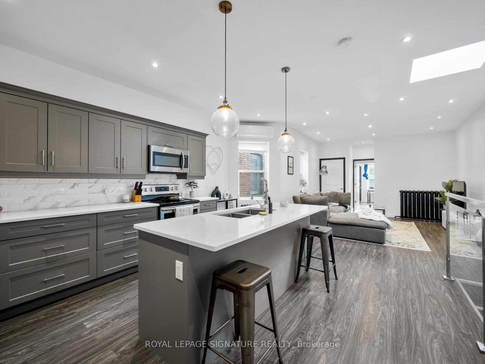2243 Dundas Street W thumbnail 3
