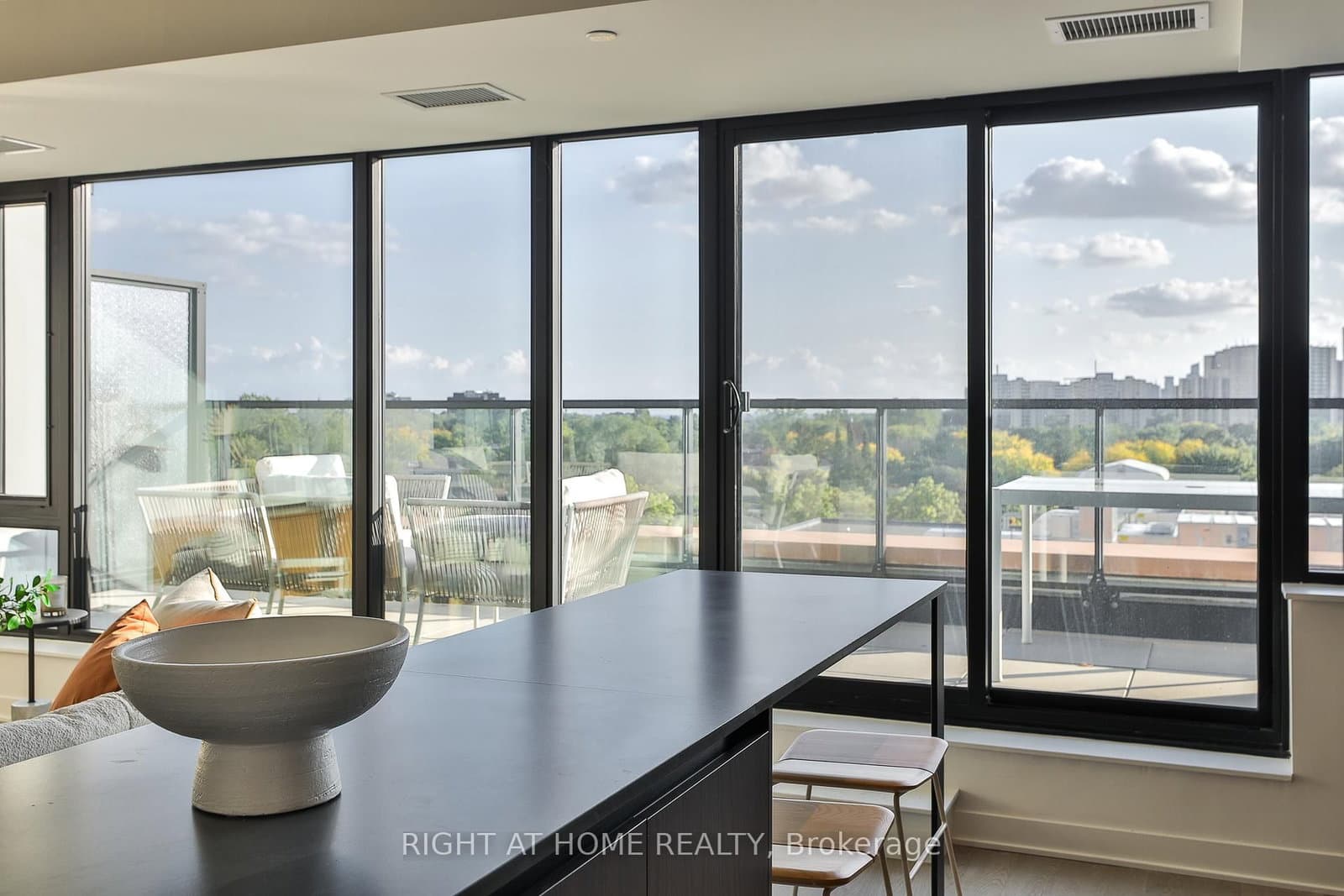 2720 Dundas Street W, Unit 607 thumbnail 6