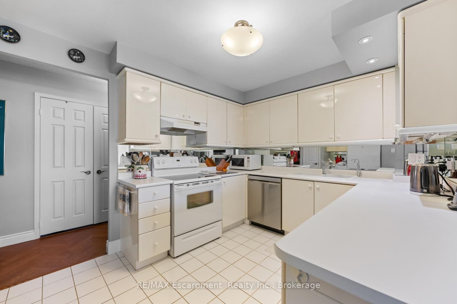 2287 Lake Shore Road W, Unit 301 thumbnail 15
