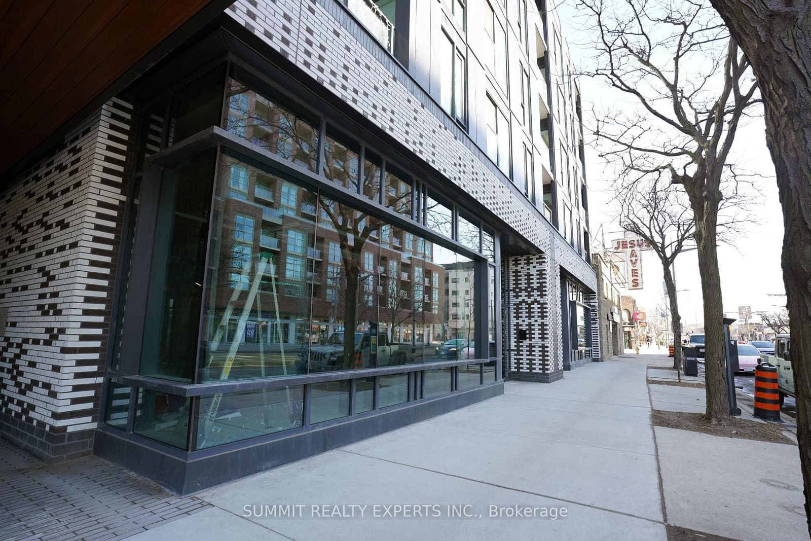 1806 St. Clair Avenue W thumbnail 2