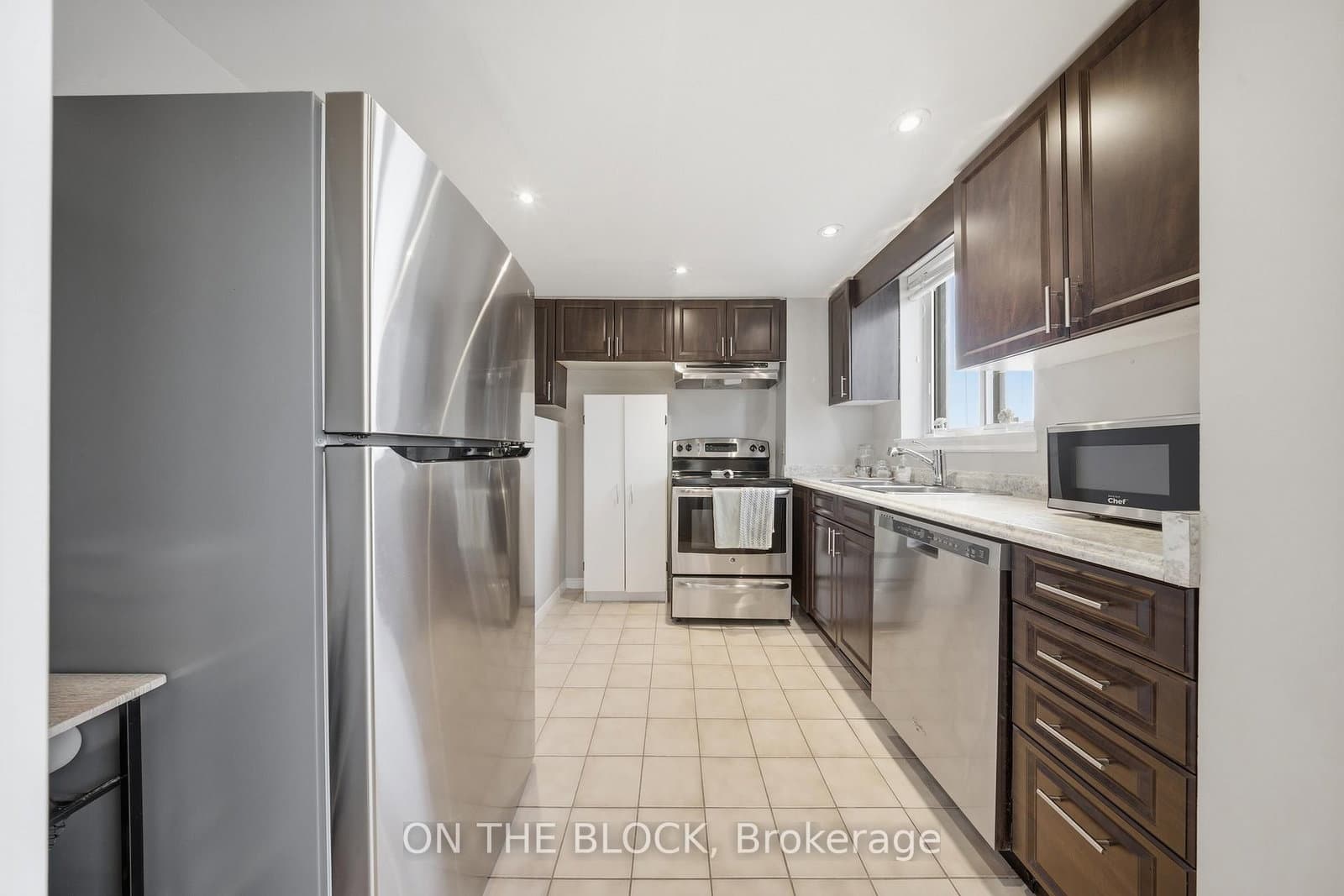 880 Dundas Street W, Unit 203 thumbnail 12