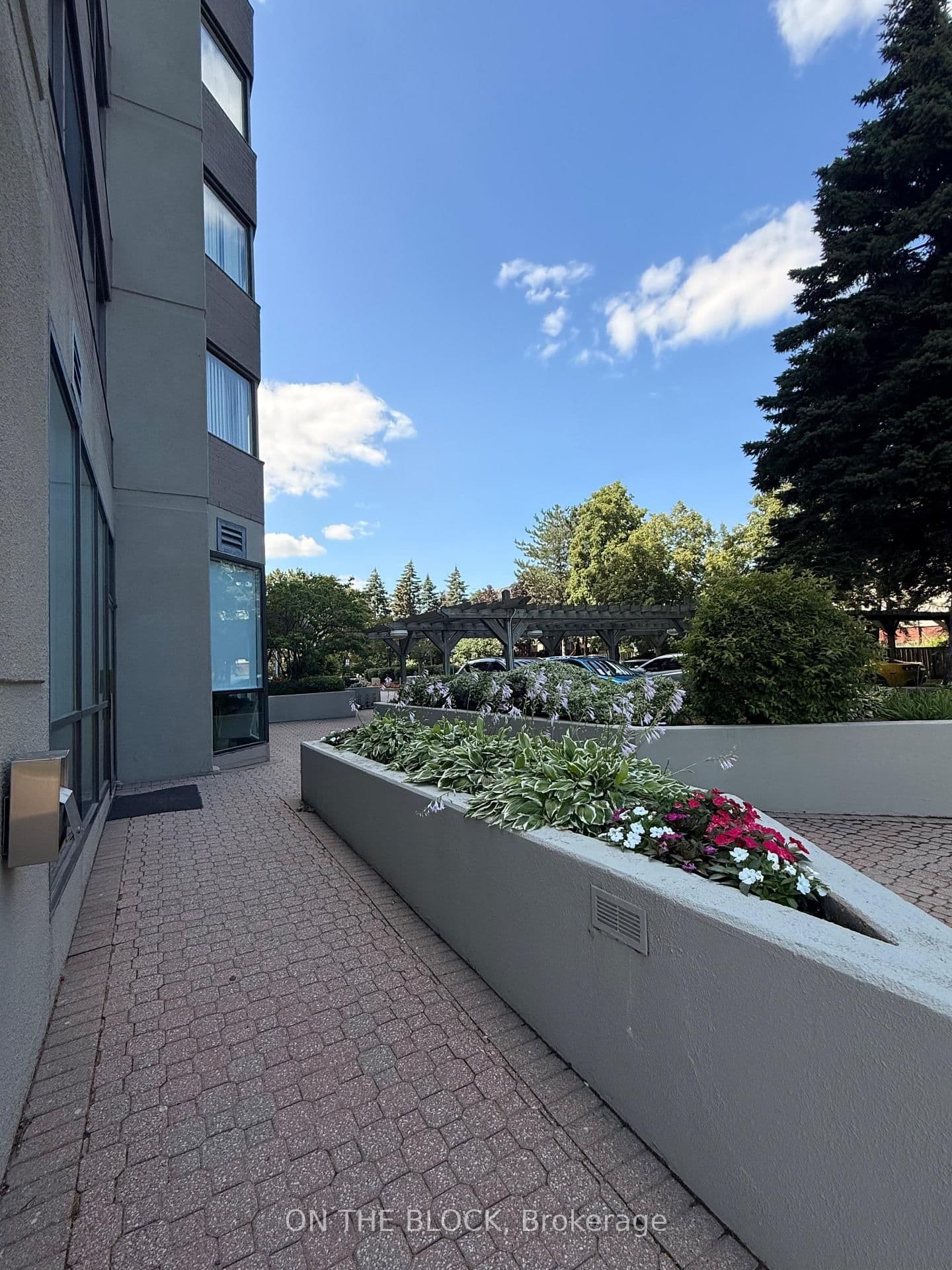 880 Dundas Street W, Unit 203 thumbnail 34