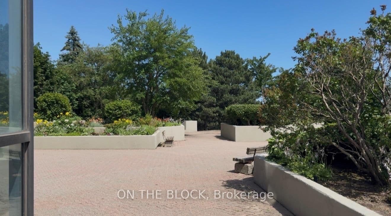 880 Dundas Street W, Unit 203 thumbnail 36