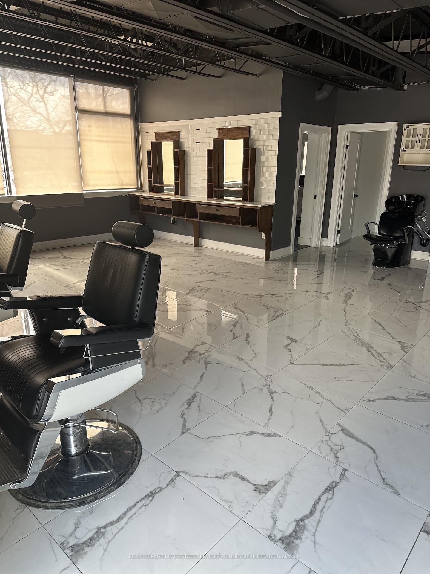 112 Lakeshore Road E, Unit 2 thumbnail 2