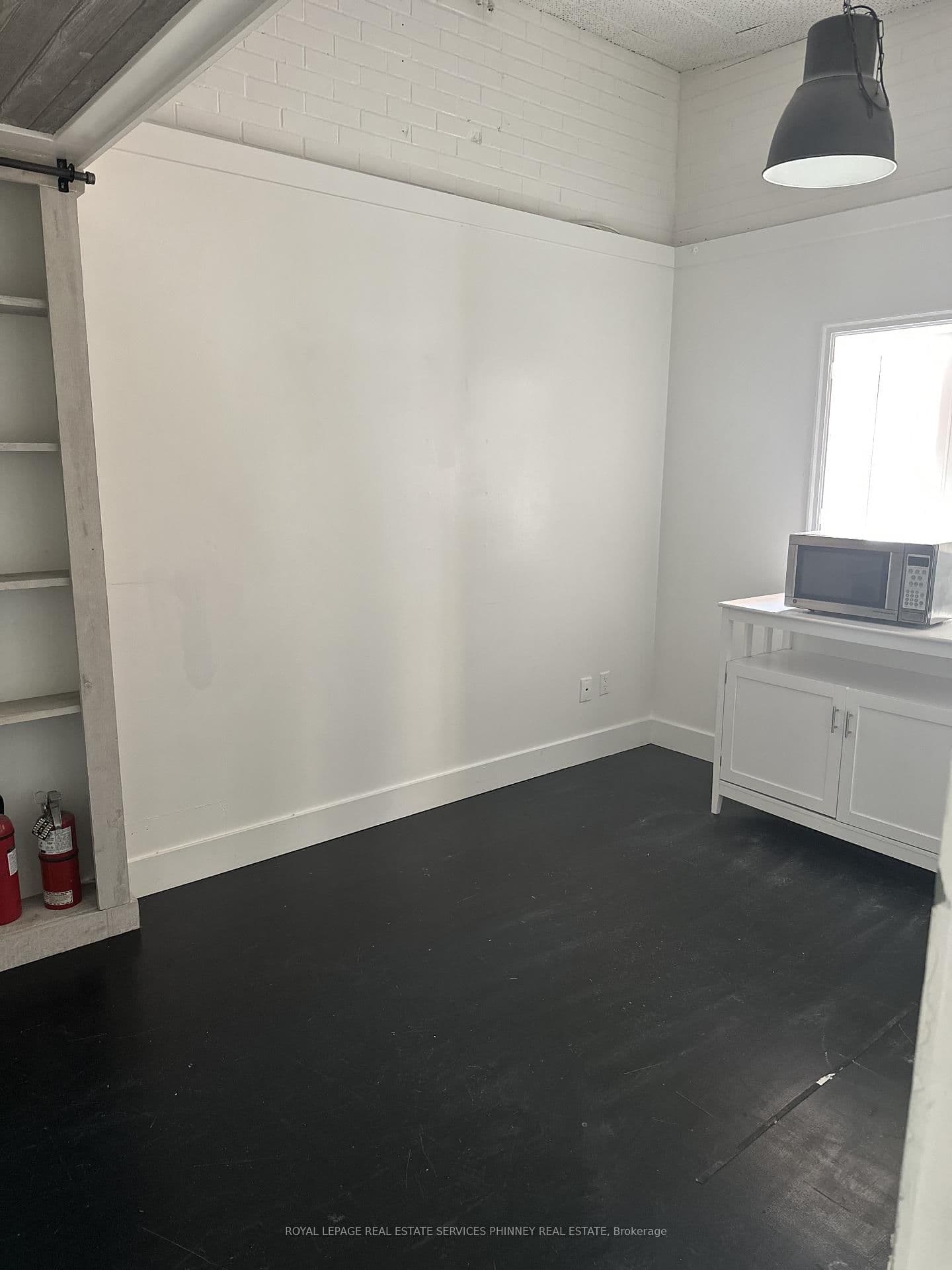 112 Lakeshore Road E, Unit 2 thumbnail 3