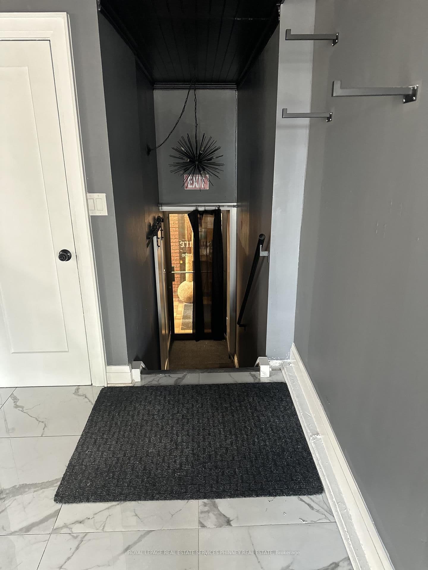 112 Lakeshore Road E, Unit 2 thumbnail 4