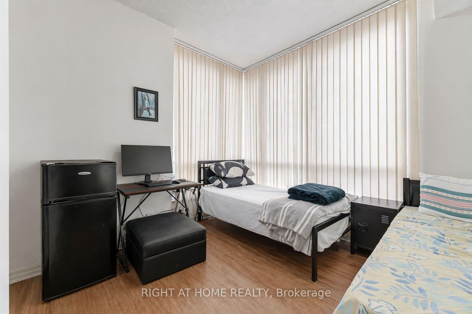 3939 Duke Of York Boulevard, Unit 1909 thumbnail 11
