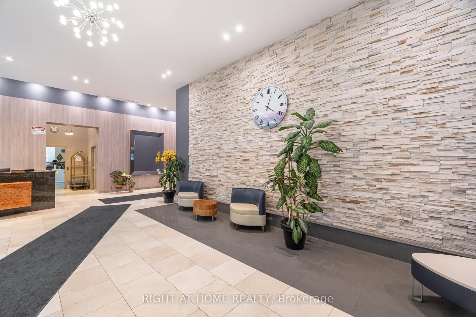 3939 Duke Of York Boulevard, Unit 1909 thumbnail 19