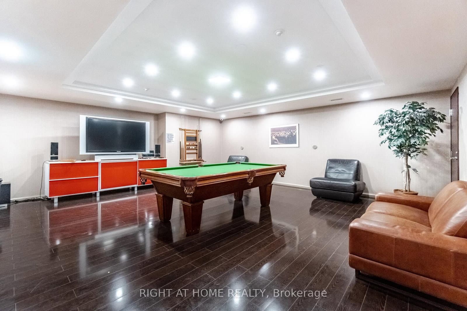 3939 Duke Of York Boulevard, Unit 1909 thumbnail 23