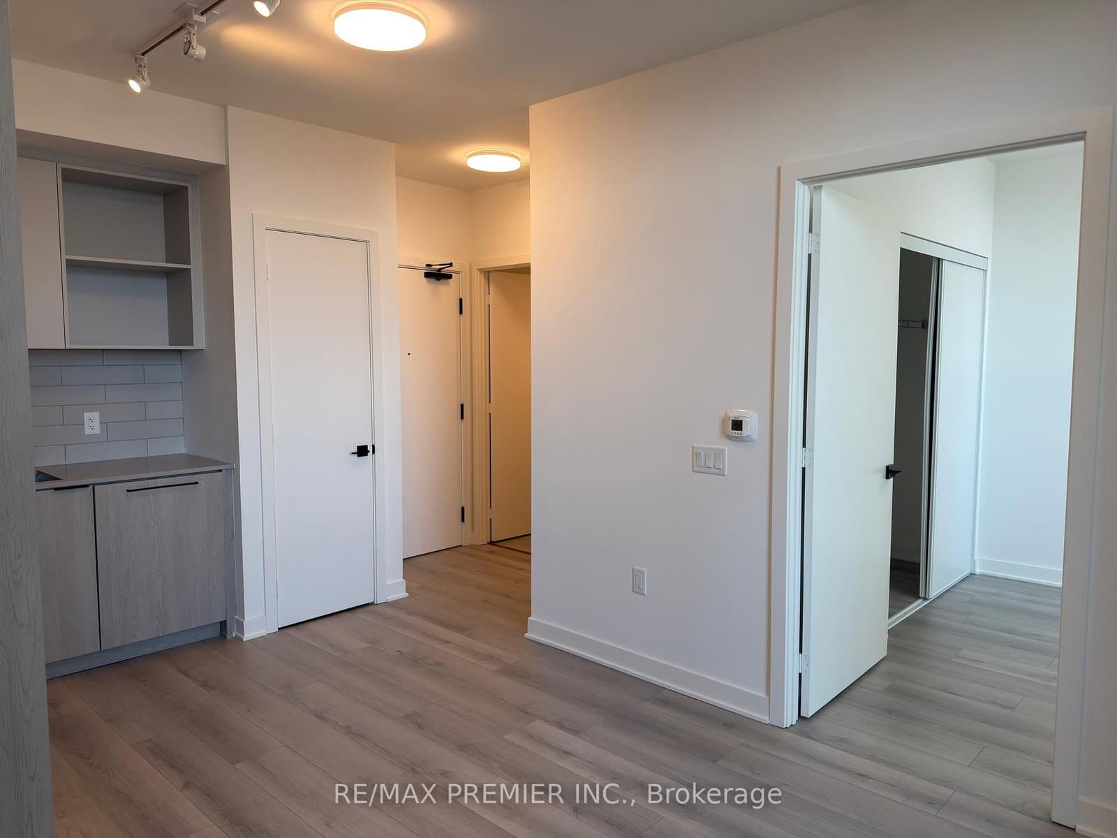1185 Dupont Street, Unit 803 thumbnail 4