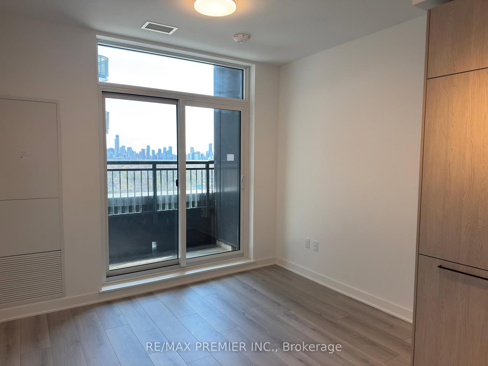 1185 Dupont Street, Unit 803 thumbnail 8