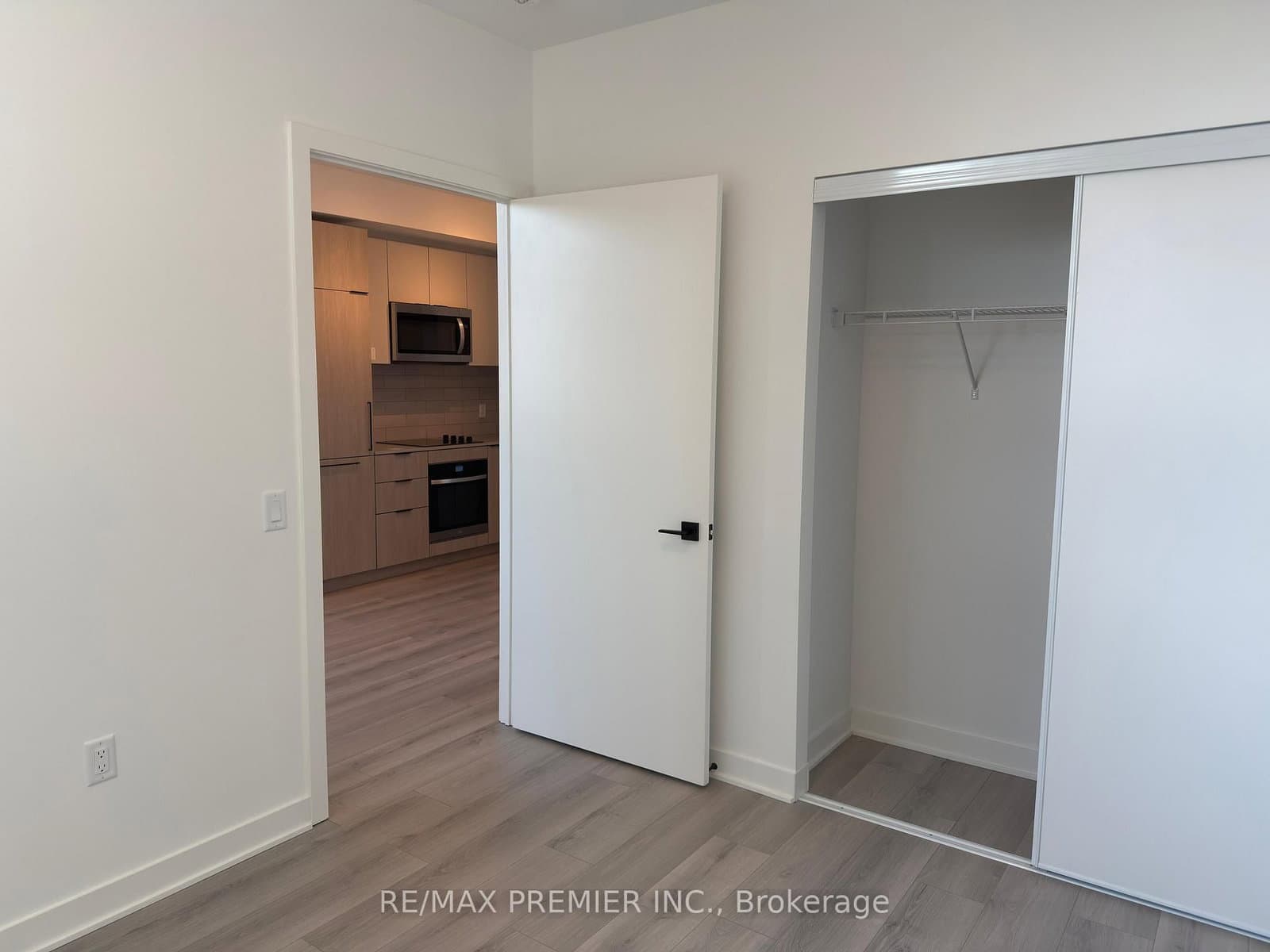 1185 Dupont Street, Unit 803 thumbnail 9