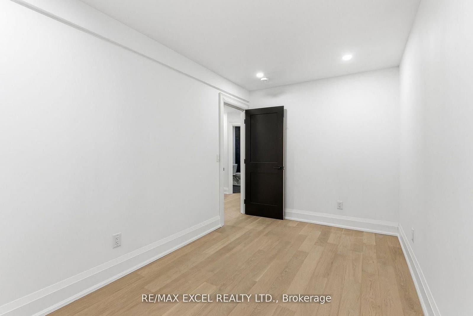 34 Raymond Avenue thumbnail 31