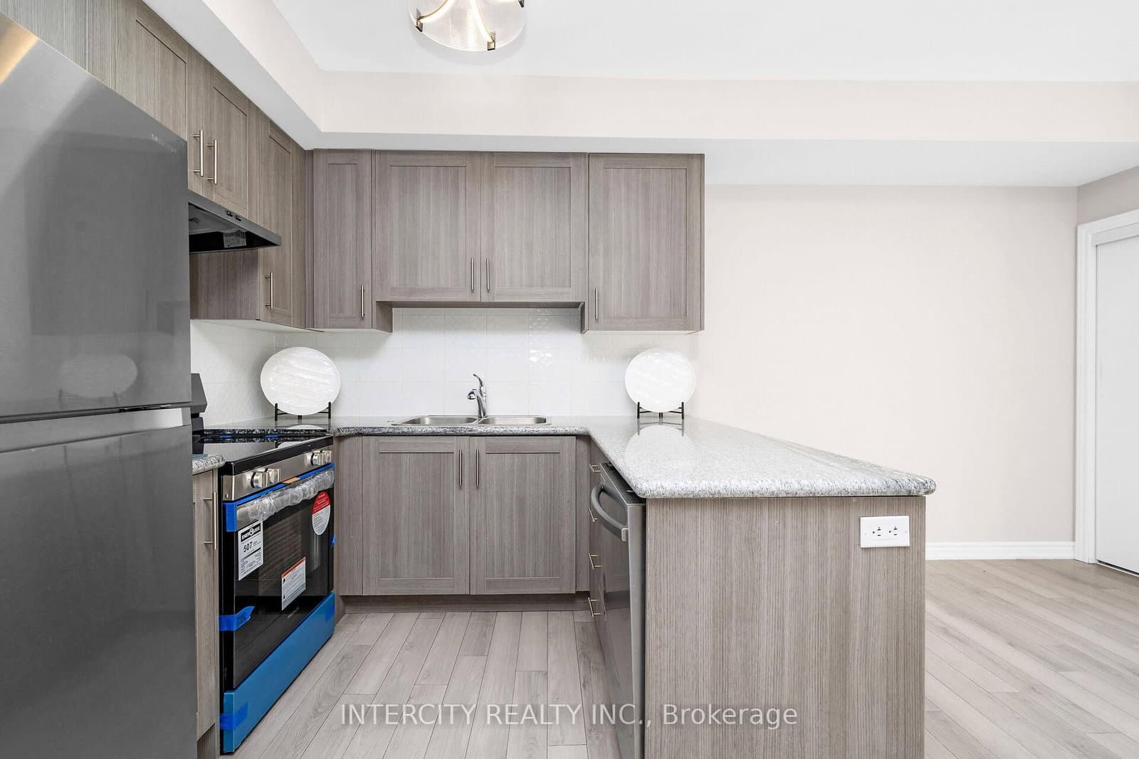 60 Halliford Place, Unit 701 thumbnail 7