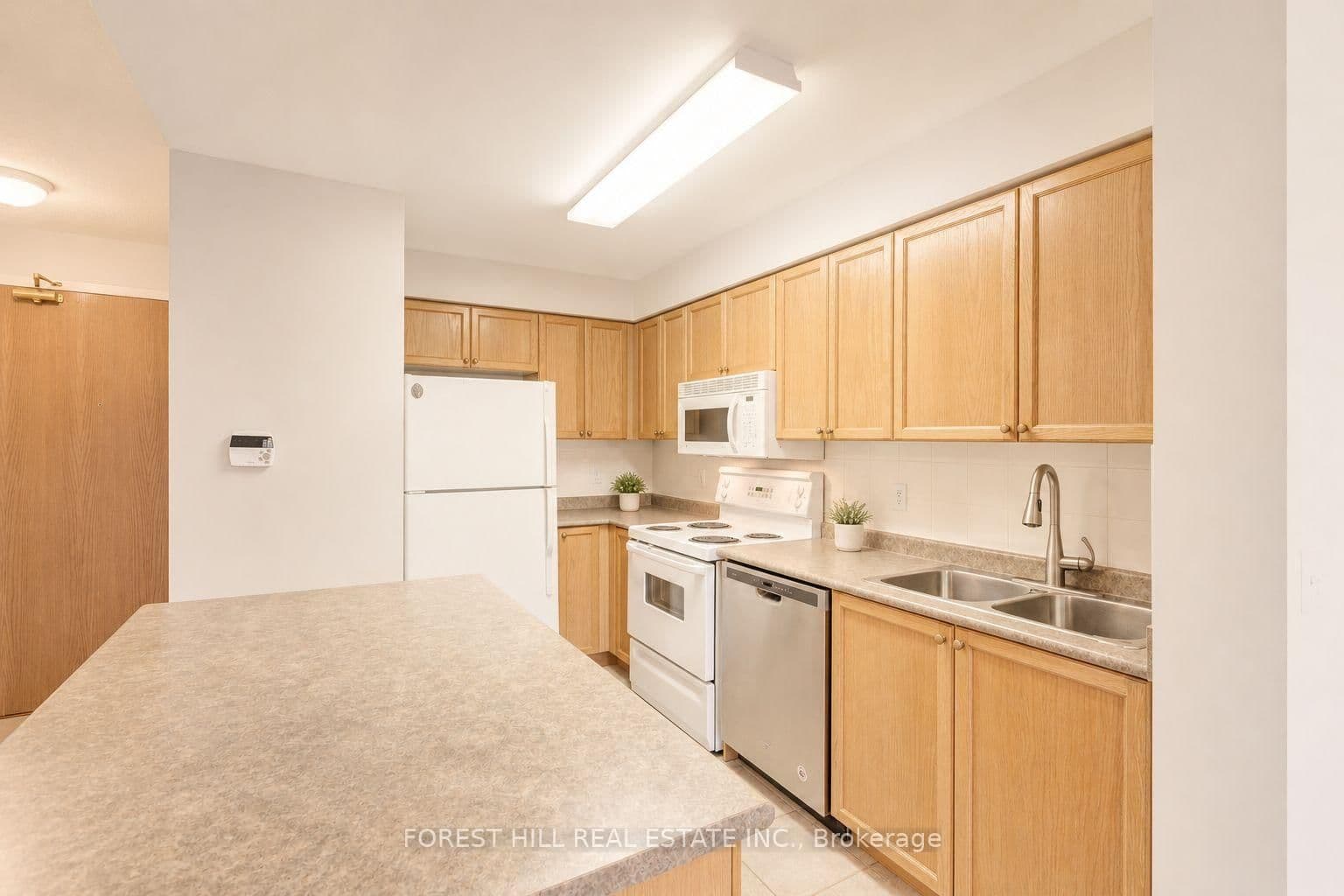 17 Michael Power Place, Unit 709 thumbnail 4