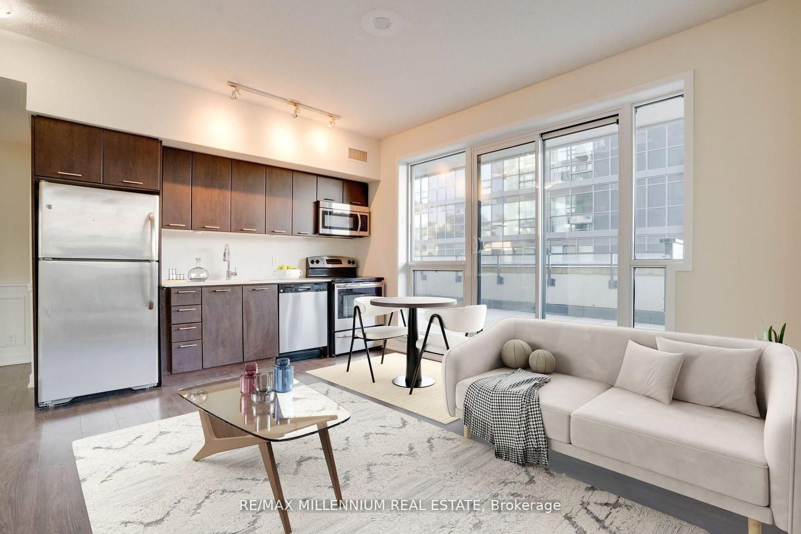 2212 Lake Shore Boulevard W, Unit 308 thumbnail 3