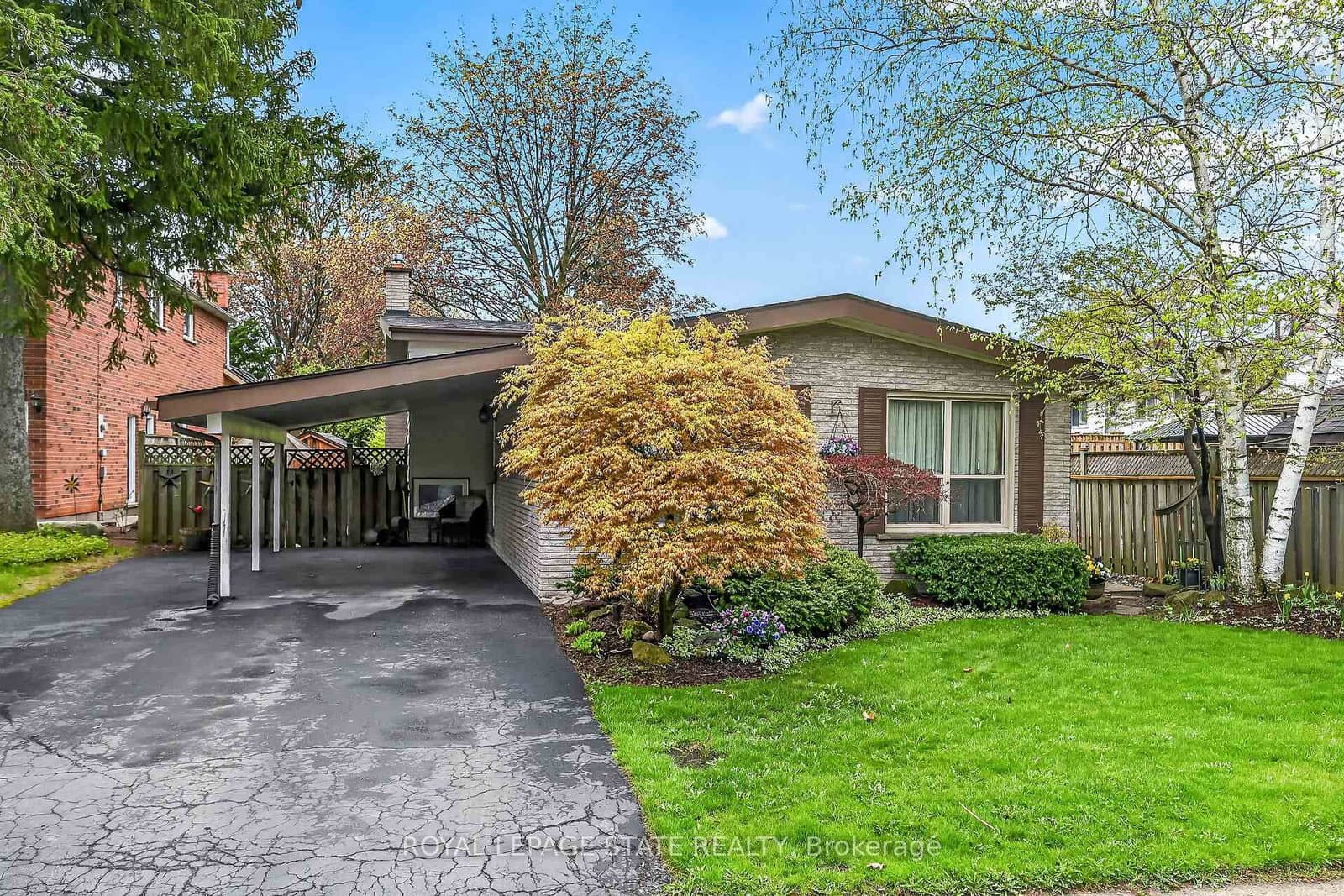 582 Woodview Road thumbnail 2