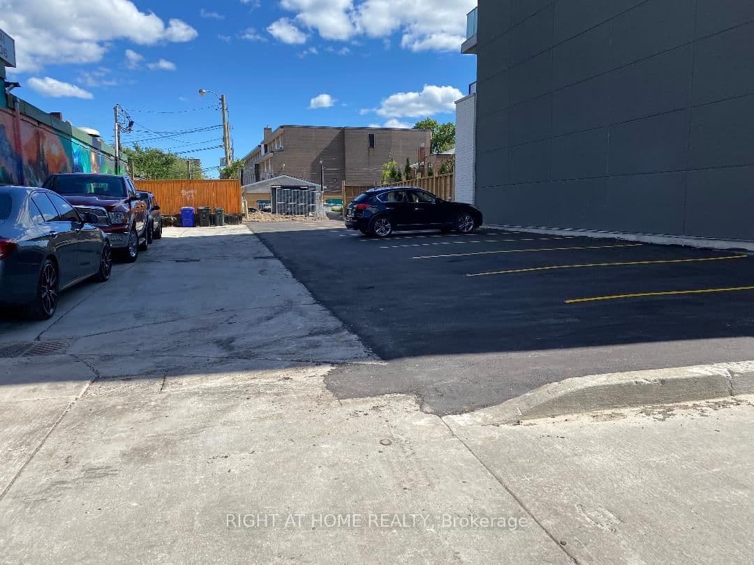 1745,1747 & 175 St. Clair Avenue W thumbnail 8