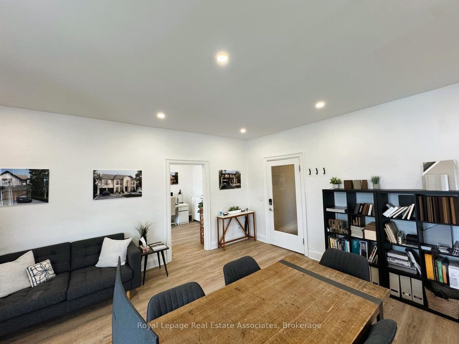 94 Lakeshore Road E, Unit 201+B thumbnail 4