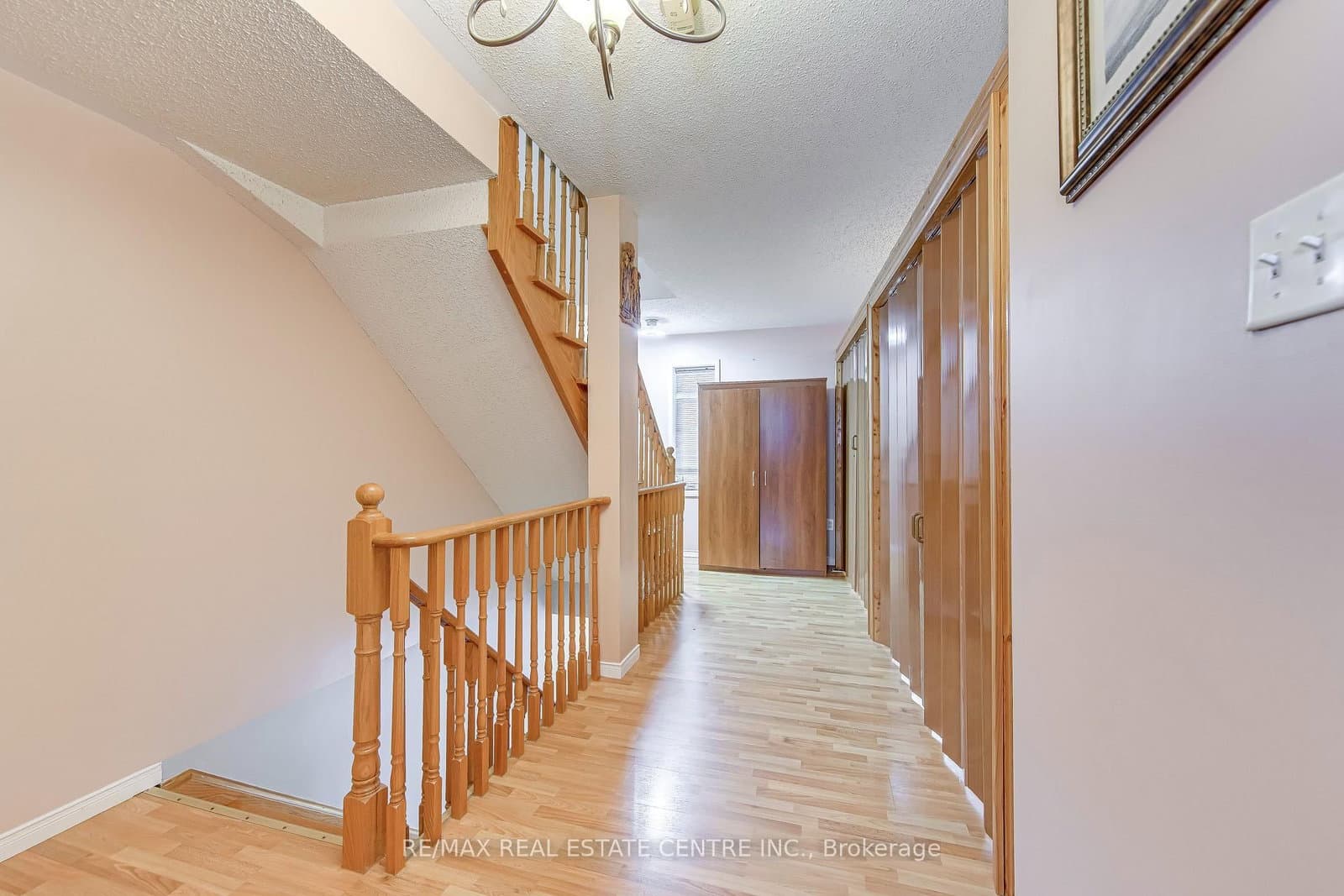 2080 St Clair Avenue W thumbnail 10