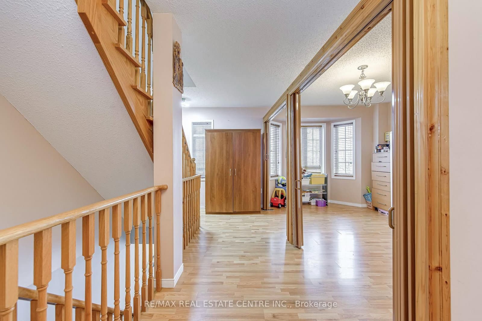 2080 St Clair Avenue W thumbnail 11