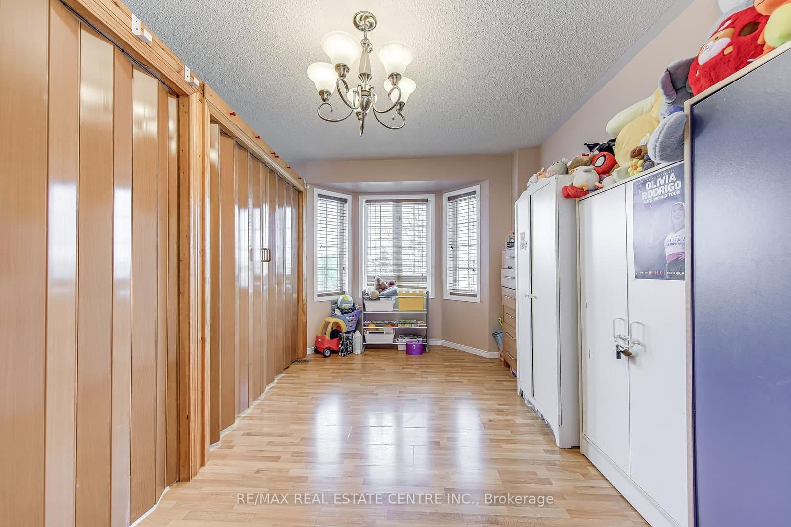 2080 St Clair Avenue W thumbnail 12
