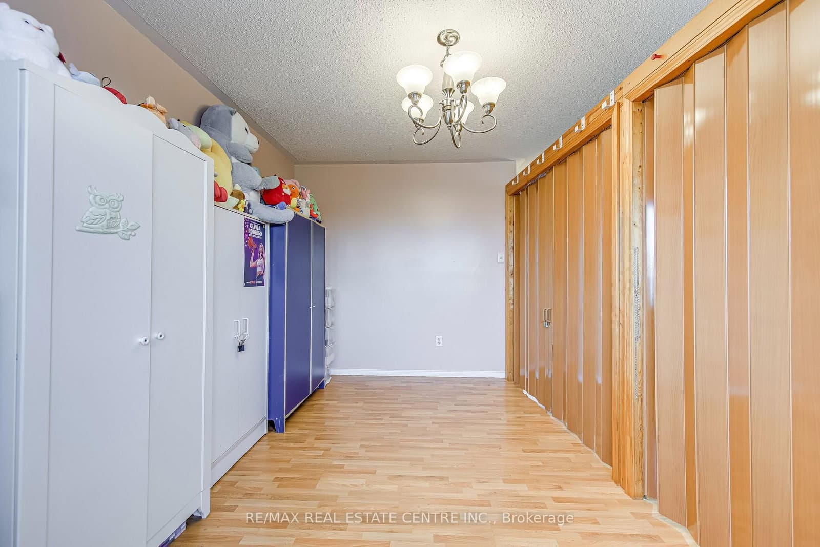 2080 St Clair Avenue W thumbnail 13