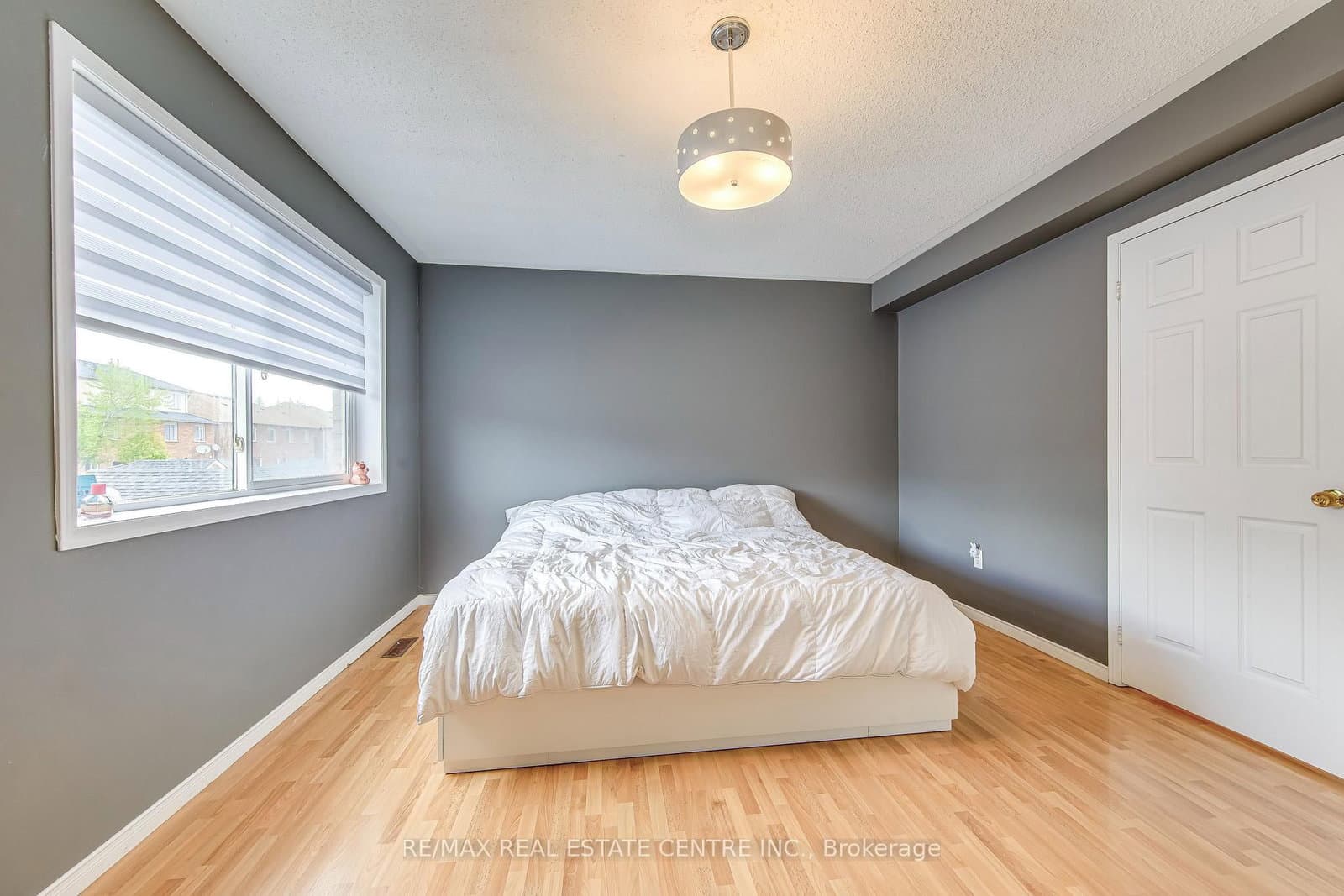 2080 St Clair Avenue W thumbnail 14