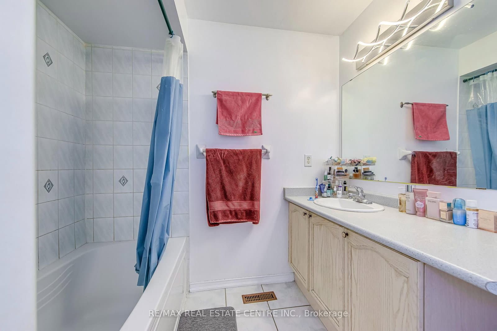 2080 St Clair Avenue W thumbnail 16