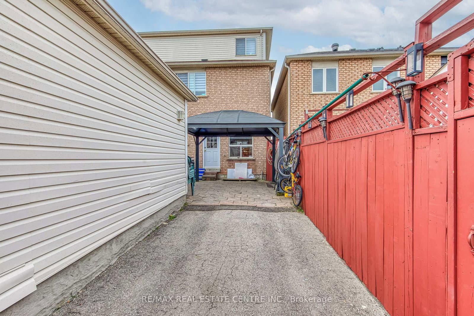 2080 St Clair Avenue W thumbnail 31