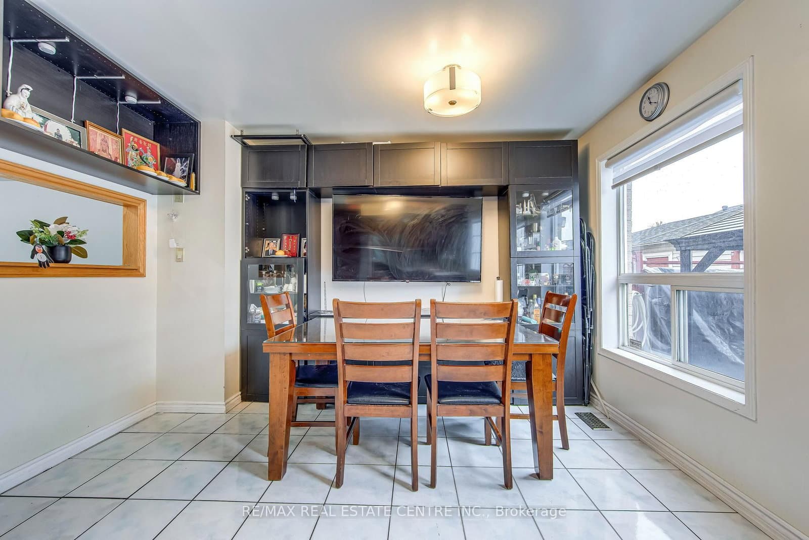 2080 St Clair Avenue W thumbnail 6