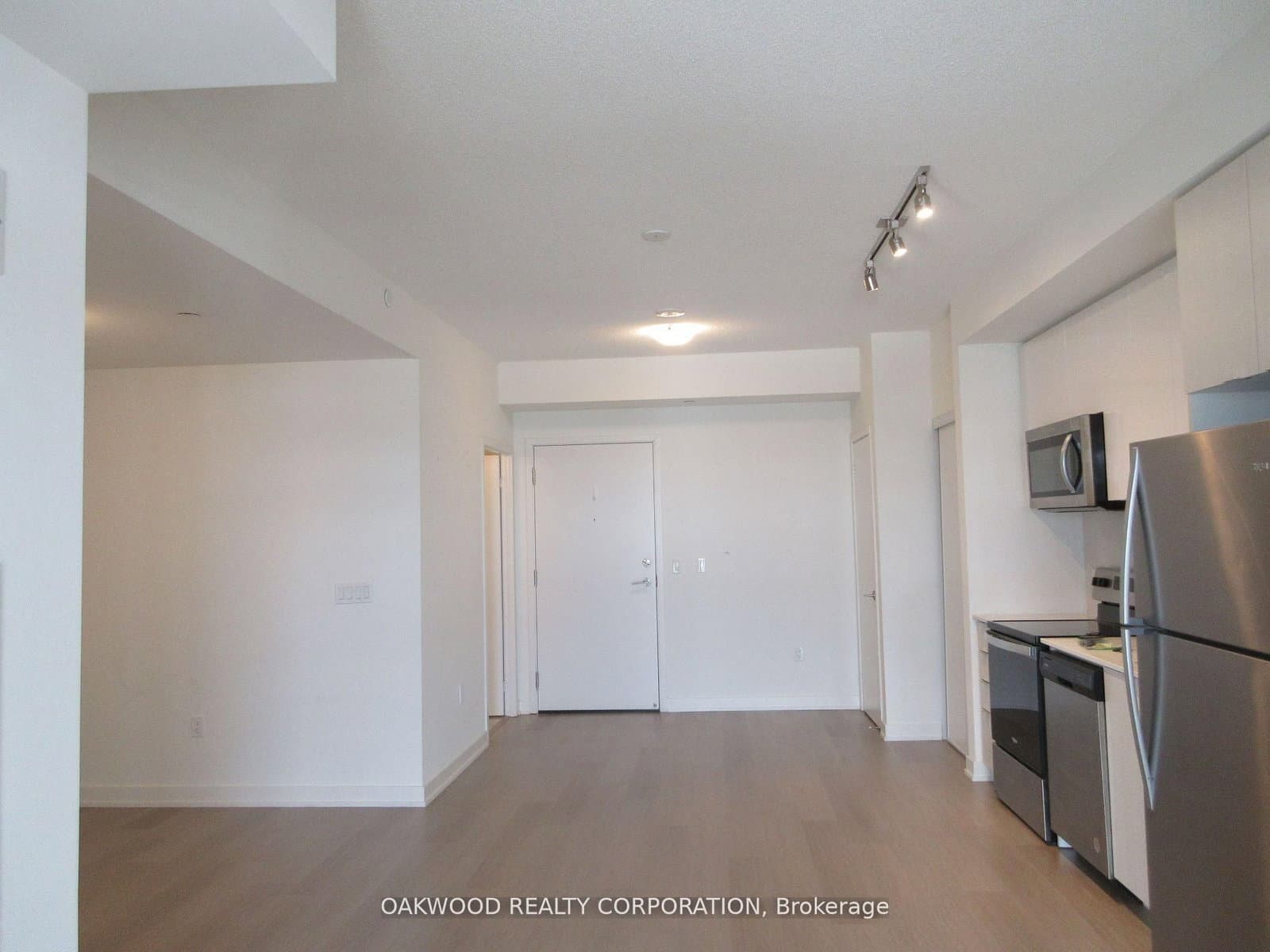 859 THE QUEENSWAY, Unit 512 thumbnail 5