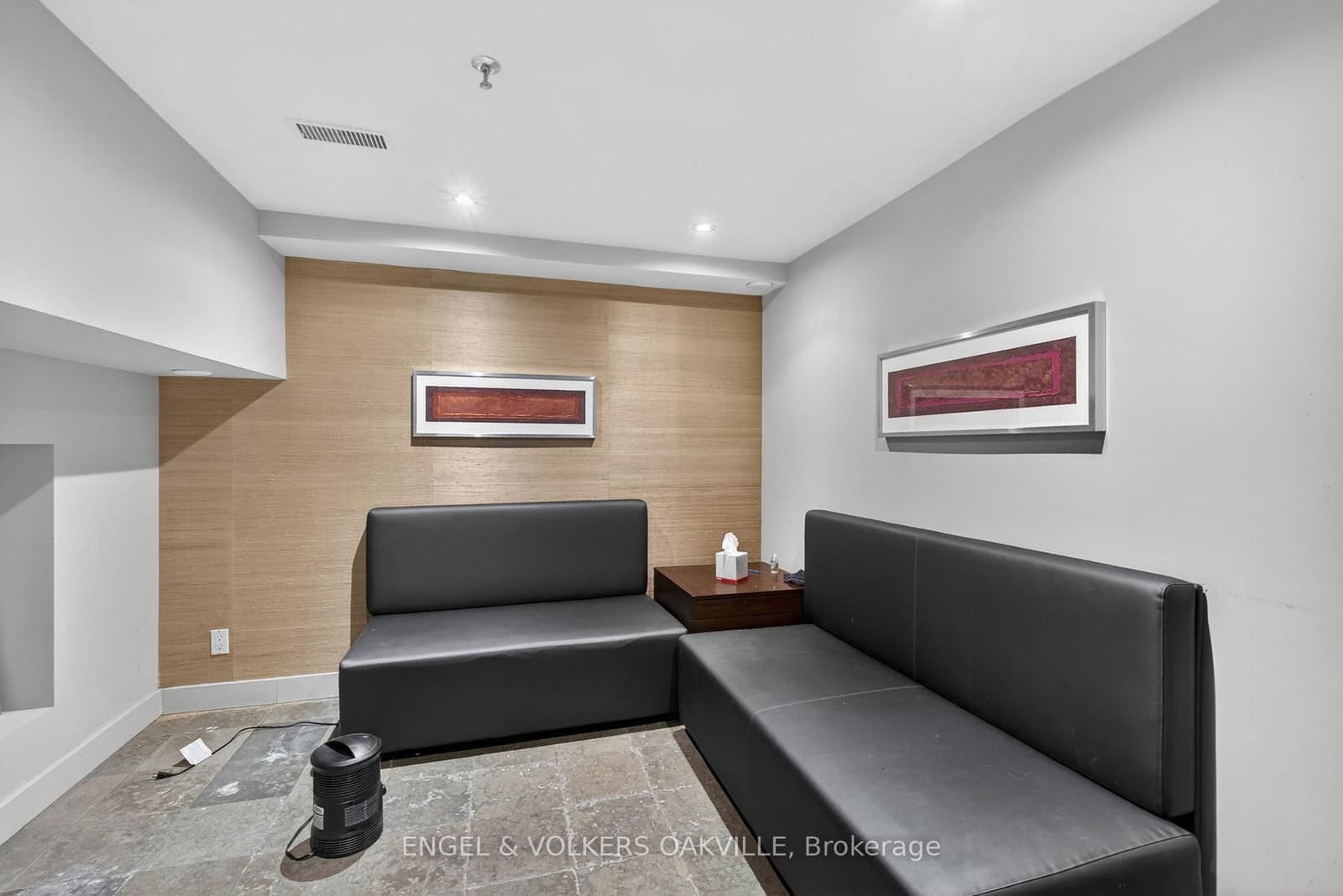 145 Lakeshore Road E thumbnail 32