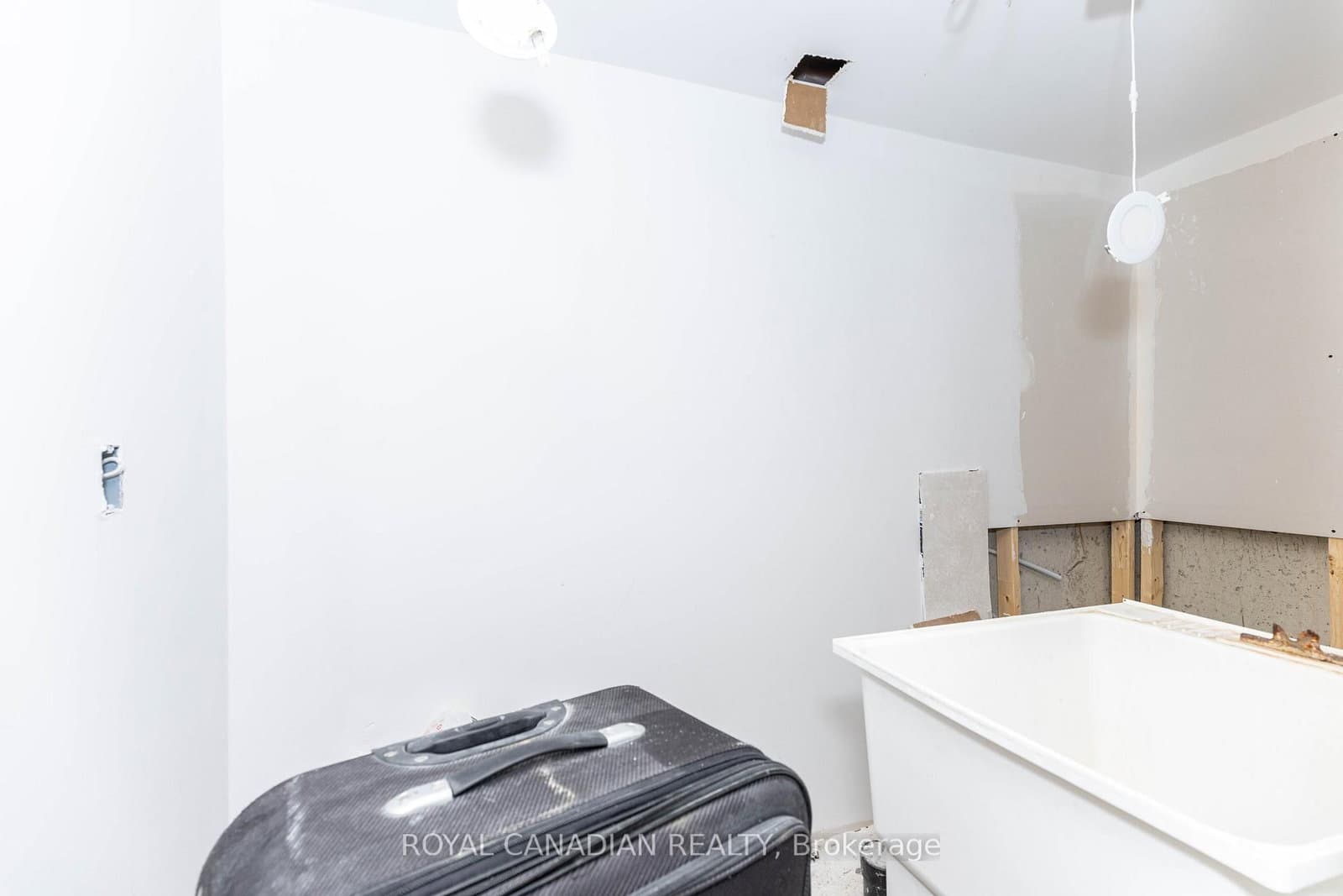 101 Crystalview Crescent thumbnail 40