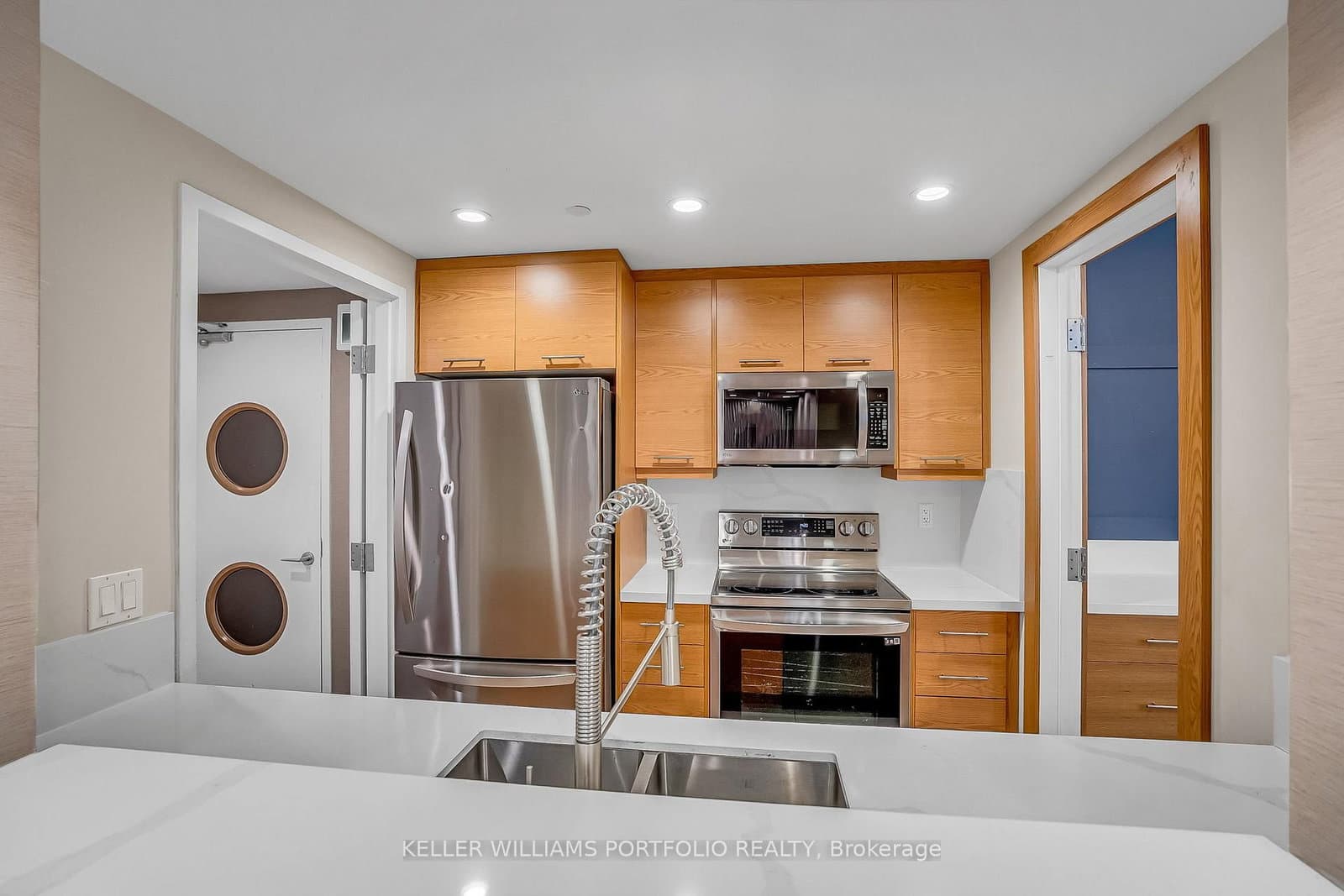 185 Legion Road N, Unit PH7 thumbnail 32