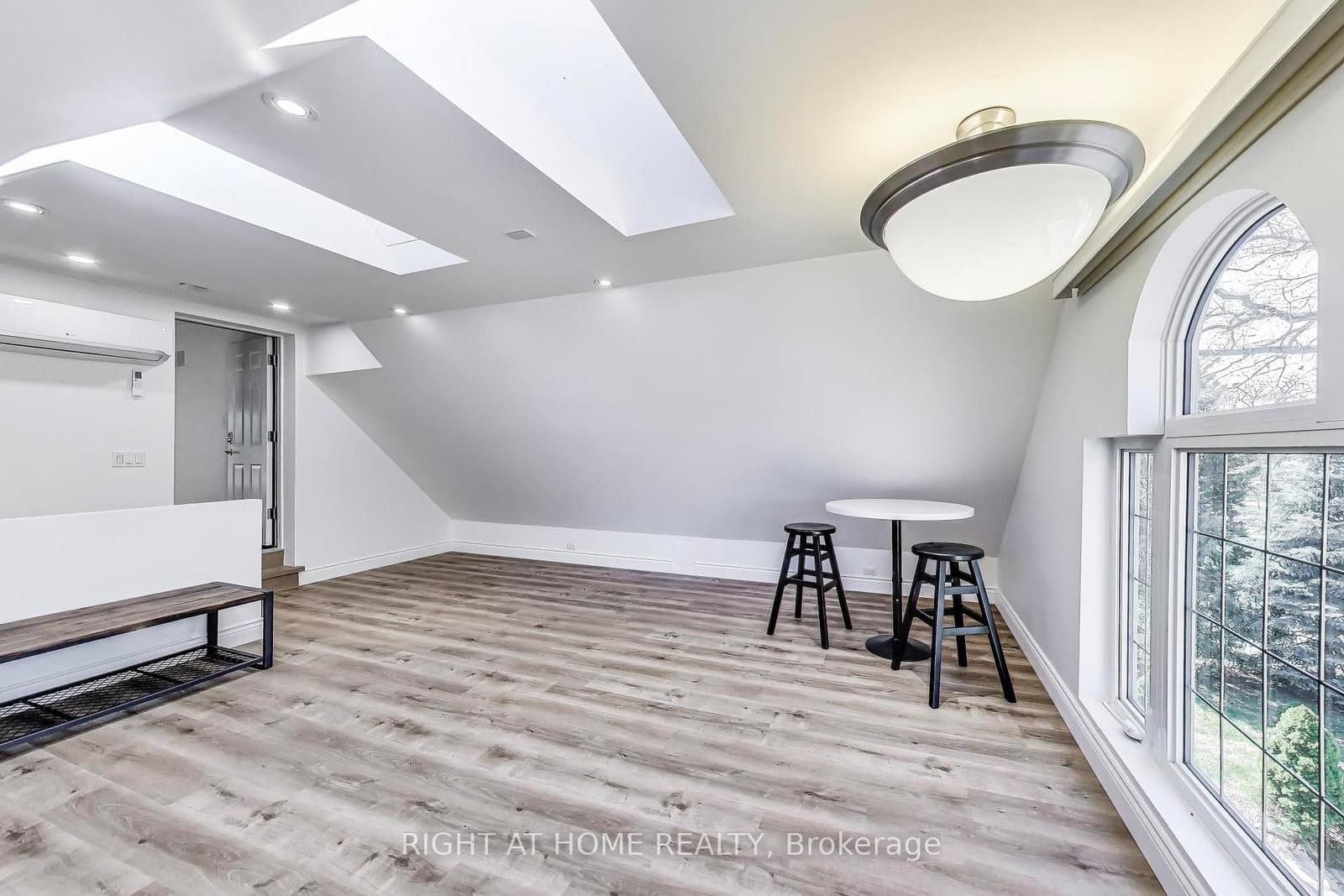 (Upper Level) 4 Martin Grove Road thumbnail 3