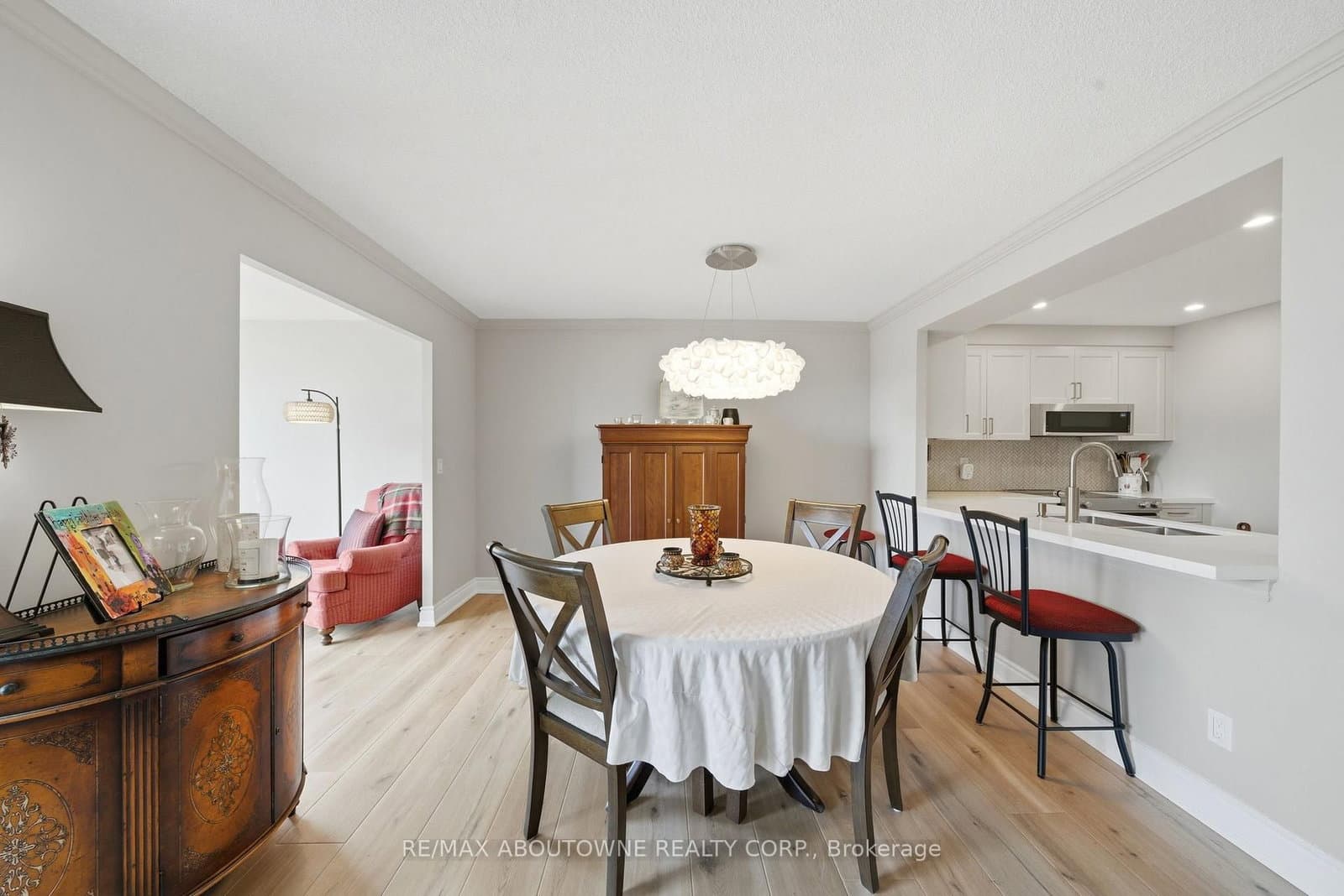 442 Maple Ave. Avenue, Unit 606 thumbnail 17