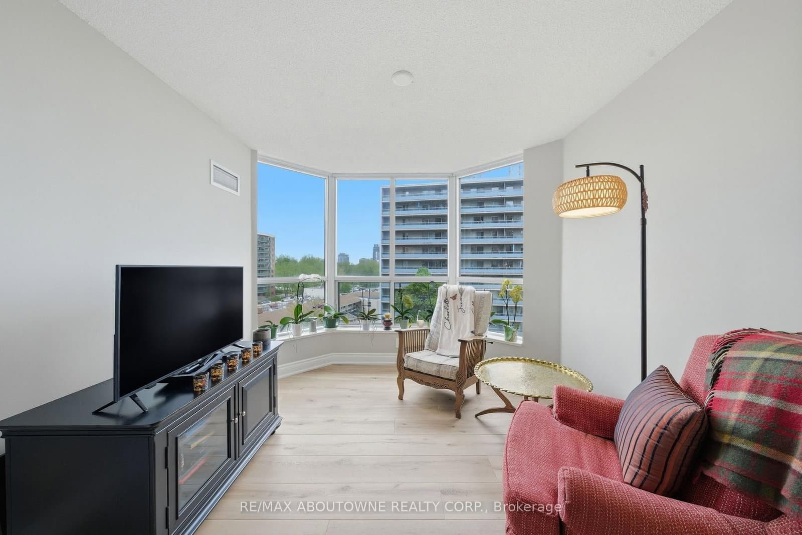 442 Maple Ave. Avenue, Unit 606 thumbnail 20