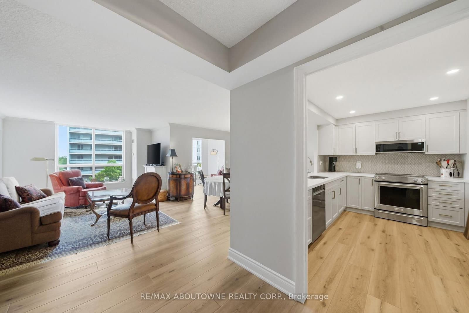 442 Maple Ave. Avenue, Unit 606 thumbnail 8