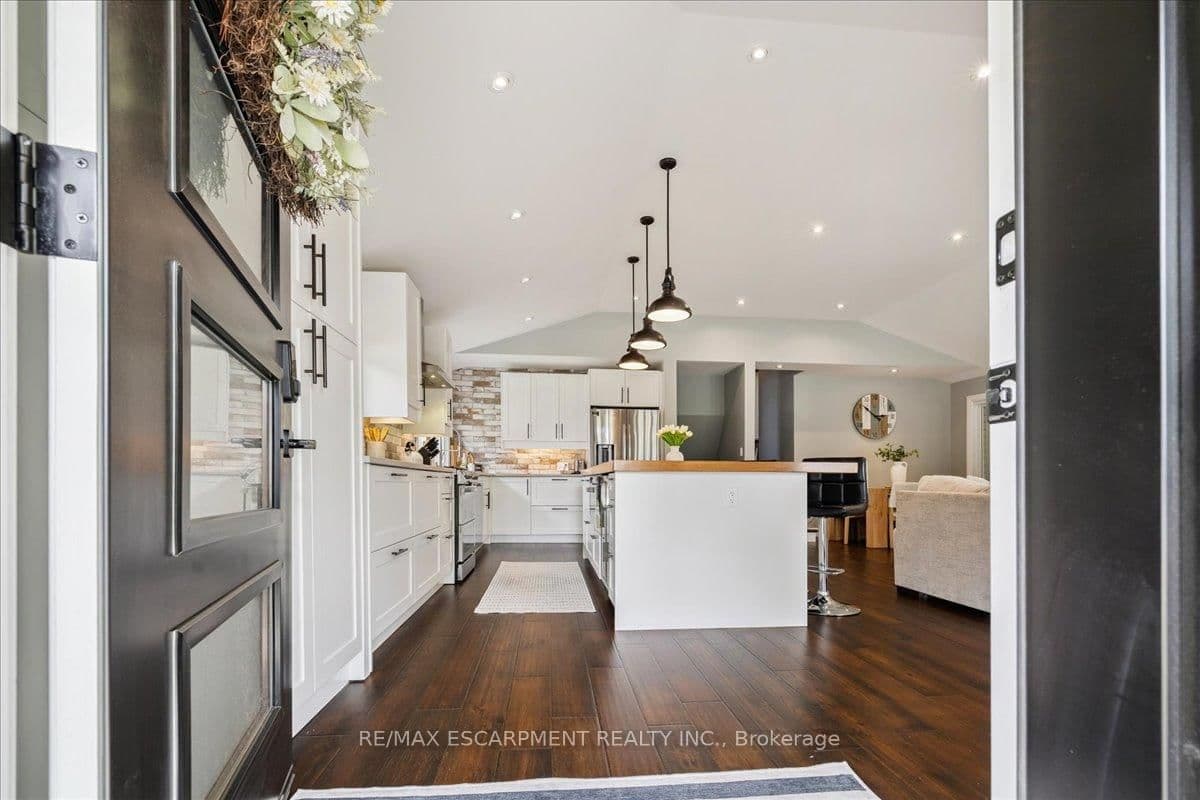 755 Parker Crescent thumbnail 5