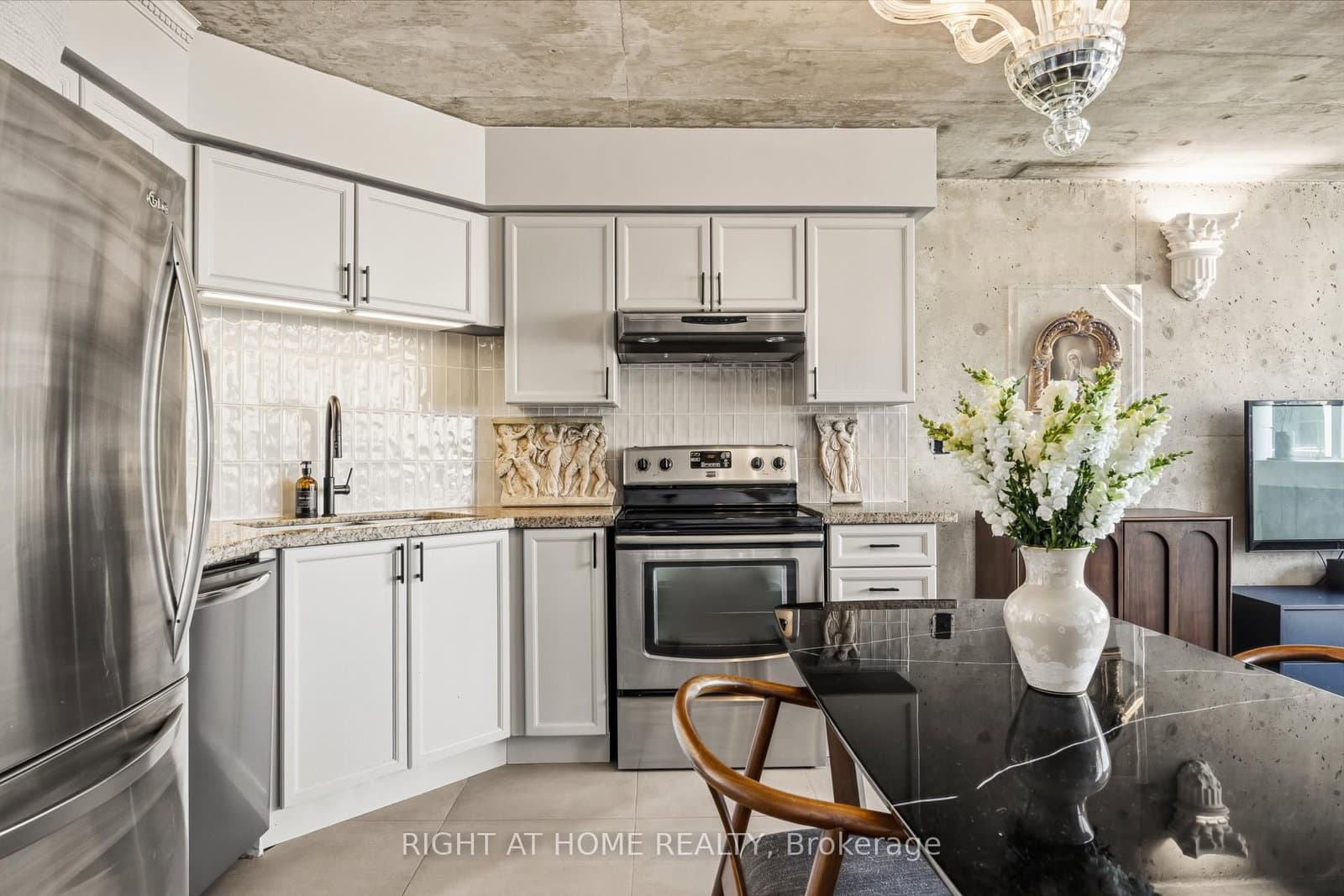250 Manitoba Street, Unit 612 thumbnail 11