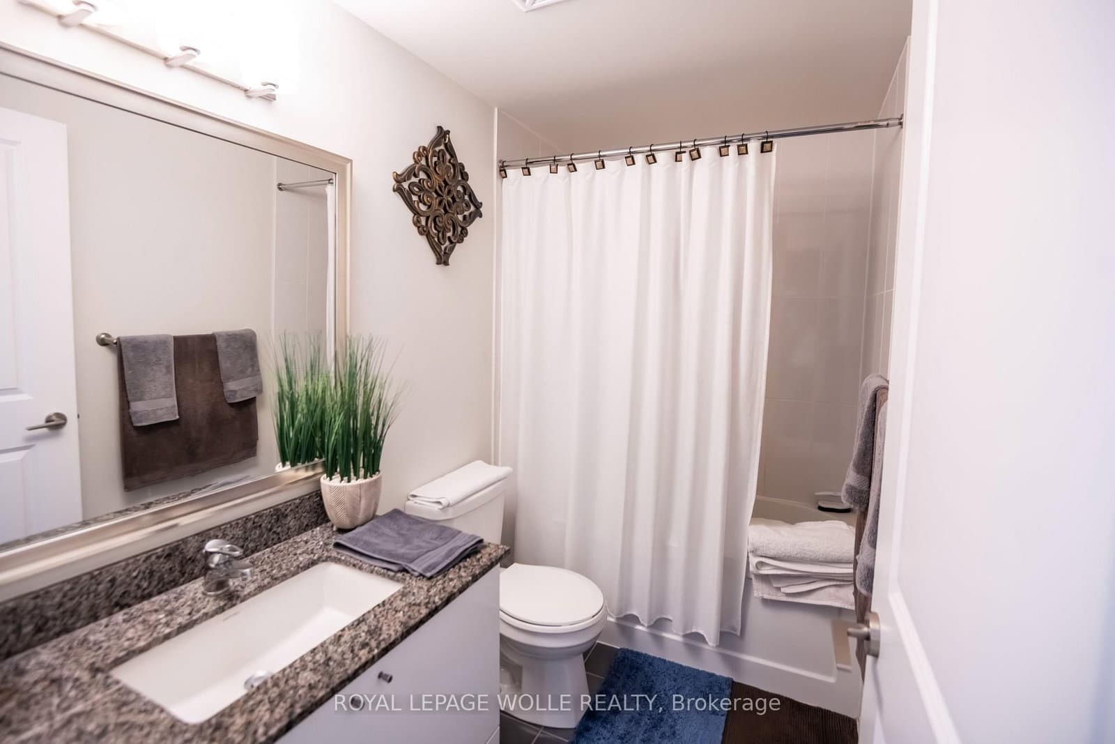 75 Eglinton Avenue W, Unit 1601 thumbnail 10