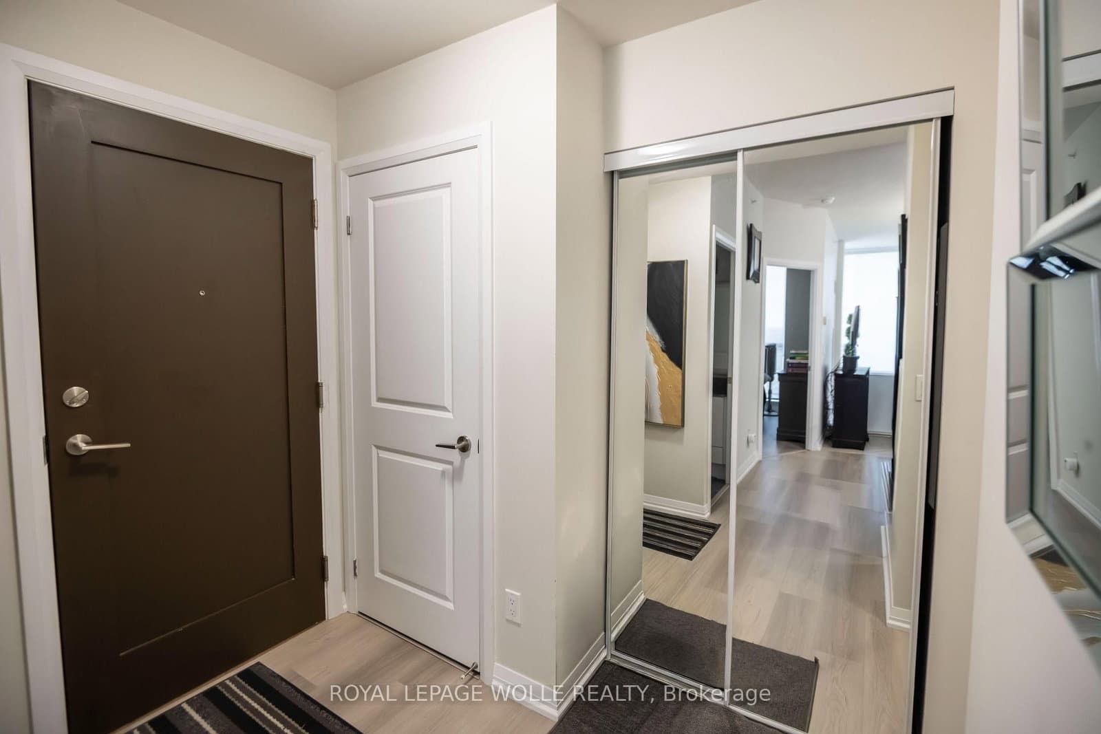 75 Eglinton Avenue W, Unit 1601 thumbnail 2
