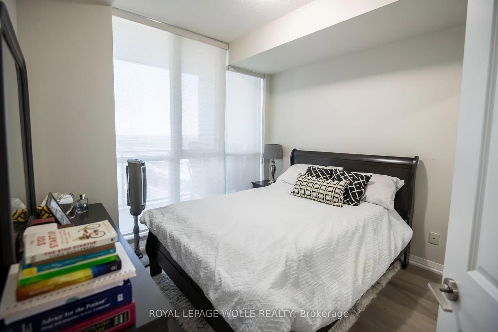 75 Eglinton Avenue W, Unit 1601 thumbnail 8