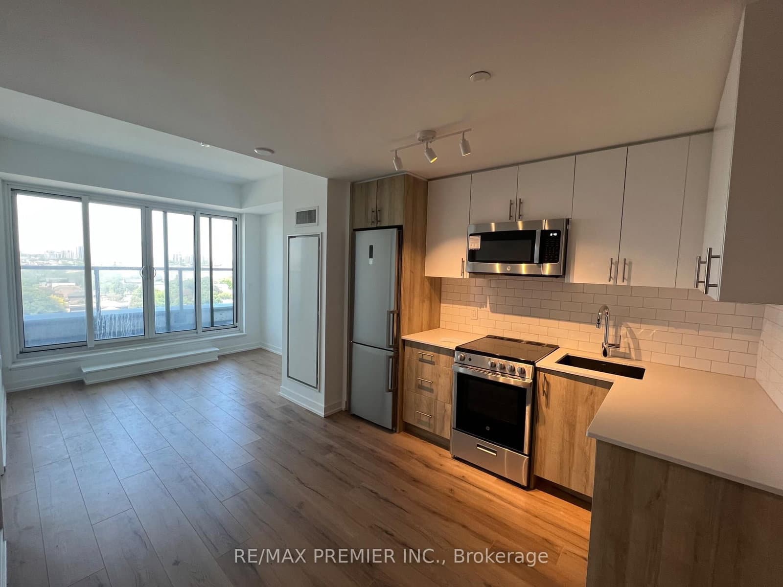 1195 The Queensway, Unit 903 thumbnail 2
