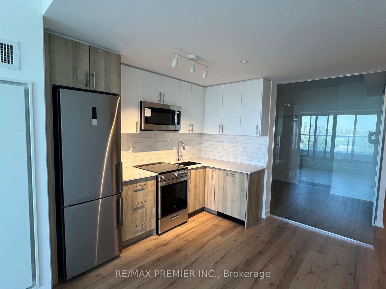 1195 The Queensway, Unit 903 thumbnail 3